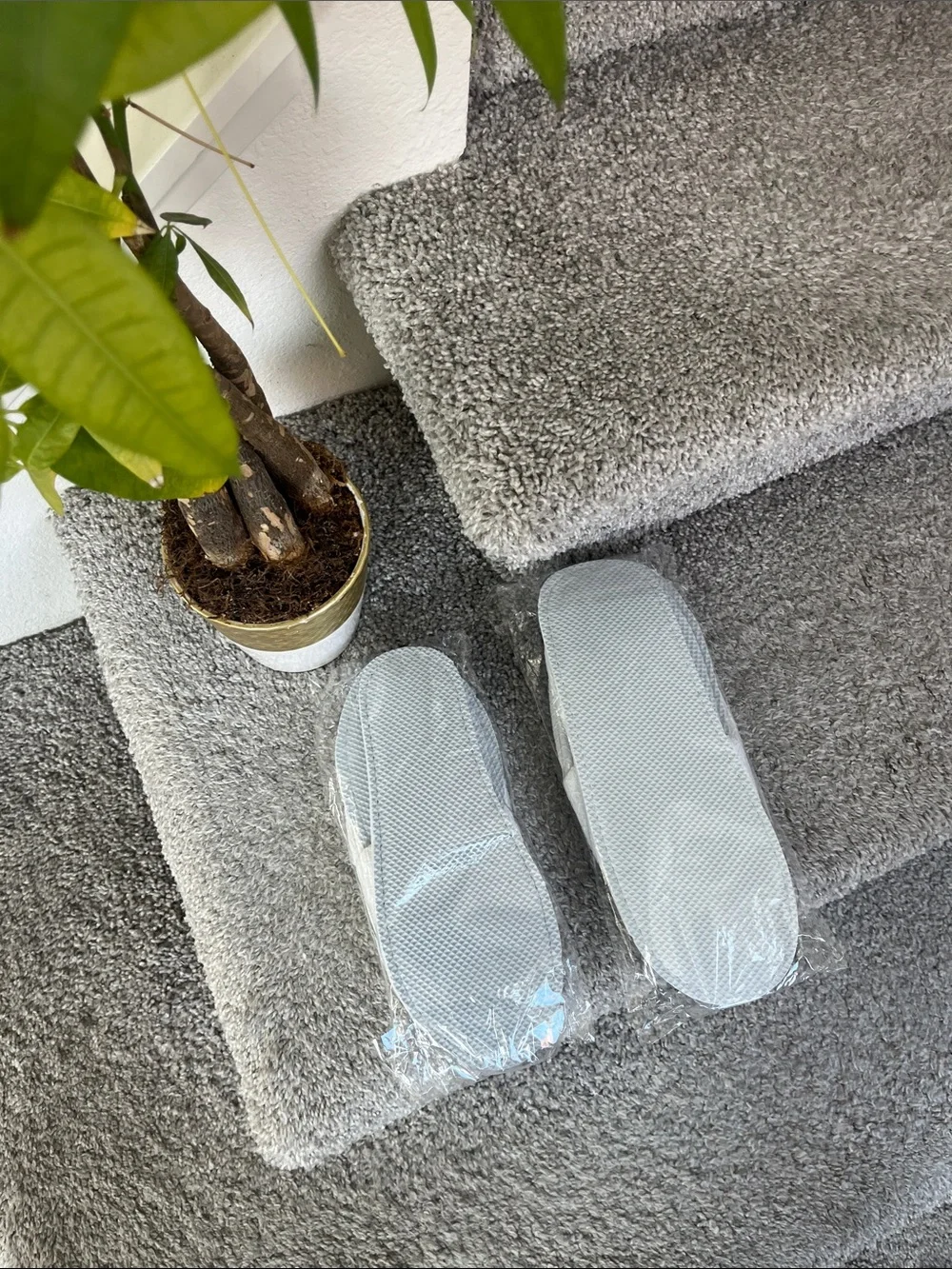 Mirage Las Vegas Men's White Spa Slide Slippers